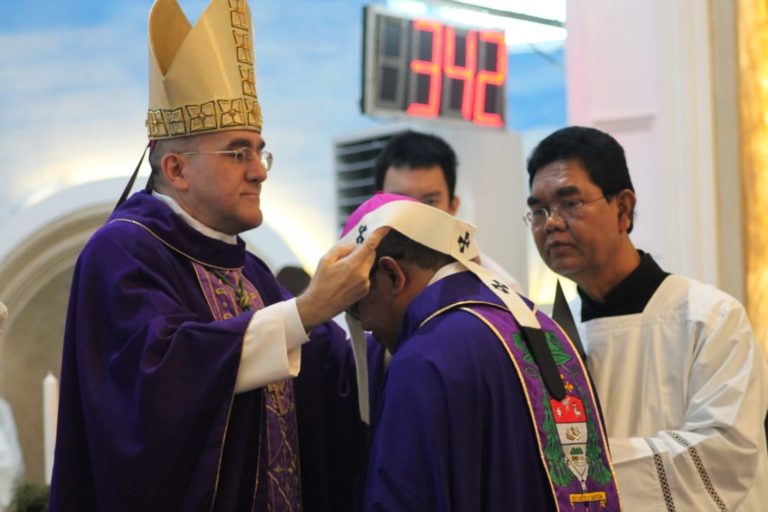 Penyerahan Pallium kepada Mgr. Kornelius Sipayung